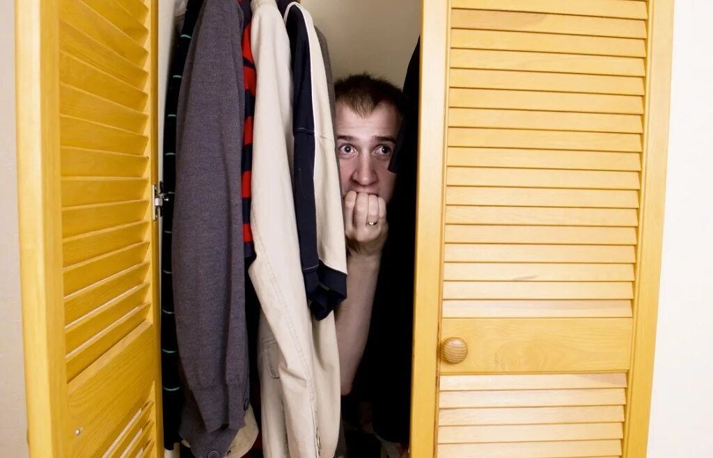 Прятался от отца девушки. Родители кричат на ребенка. Родители ругают ребенка. Прятался от отца девушки. Прятался от отца девушки.