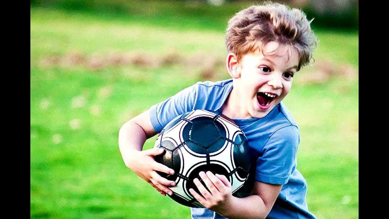 Спортсмены 6 лет. Ребенок с футбольным мячом. Дети спортсмены. Мяч для детей. Мальчик с футбольным мячом.