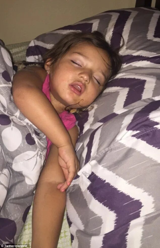 Little sleeping sister my is. Два брата спят в одной кровати. Little sleeping sister my is. Deti idnes в кровати. Слип сестрички.
