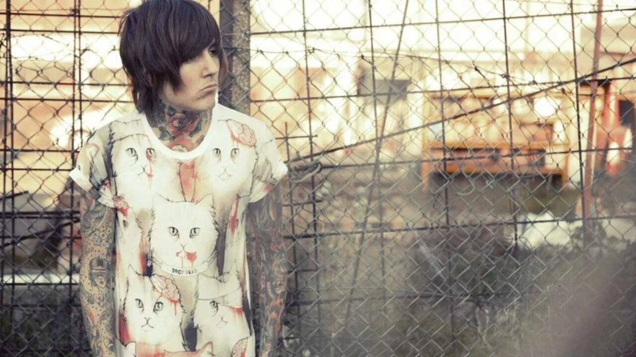 Bring me the horizon throne. Oliver Sykes Throne. Оливер Сайкс thats the Spirit. Оливер Сайкс в майке. Bring me the Horizon.