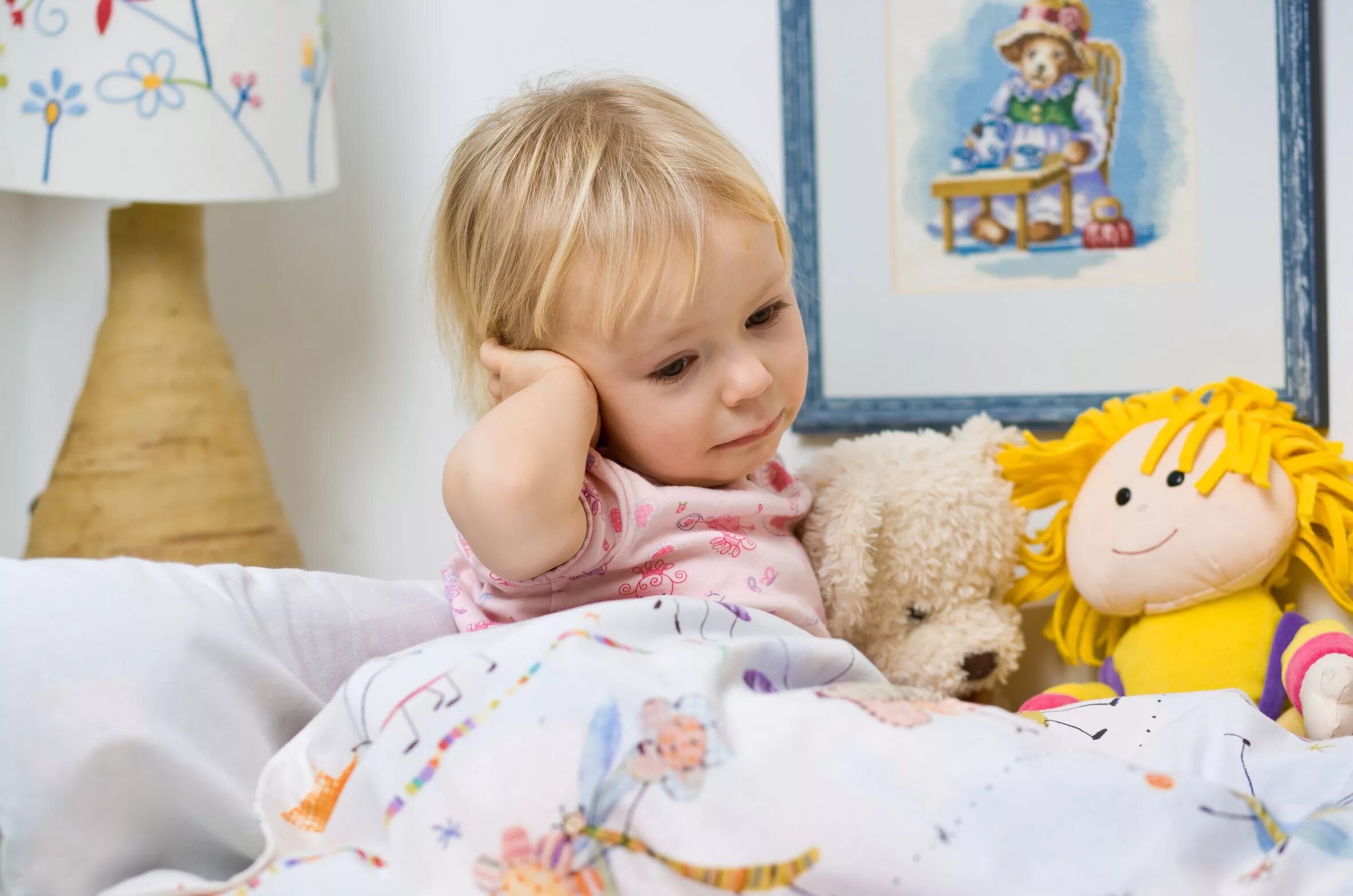 Ребенок с больным ухом. У ребенка болит ухо голова. Ребёнок закрывает уши руками. Ушные заболевания у детей. Ушные заболевания у детей.