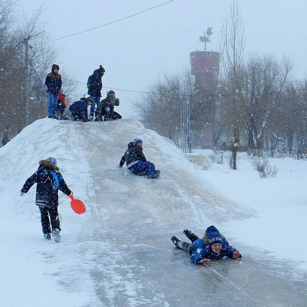 зимние горки. снежная горка кататься. тюбинг кататься. снежная горка. катание на снежных горках.