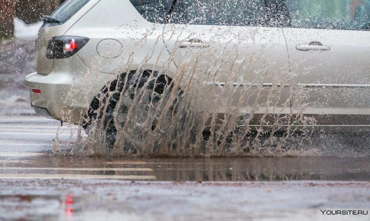 После дождя завелся. Обрызгала машина. Машина в луже. Машина обрызгала грязью. Машина обливает грязью.