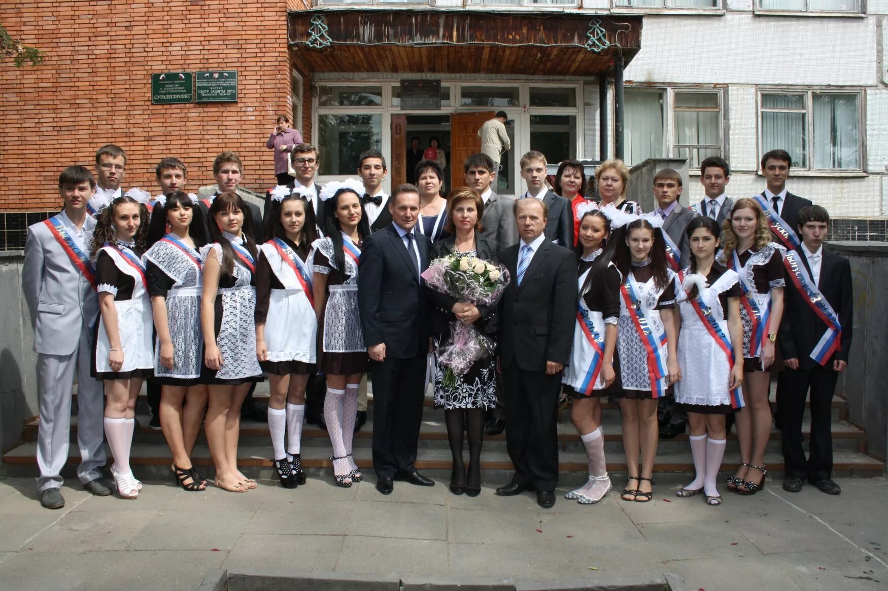 Выпускной 4 класс 2023. Гимназия 19 липецк. Школа 19 выпускники. Теньгушевская школа. Школа 626 выпускной 1999 года.