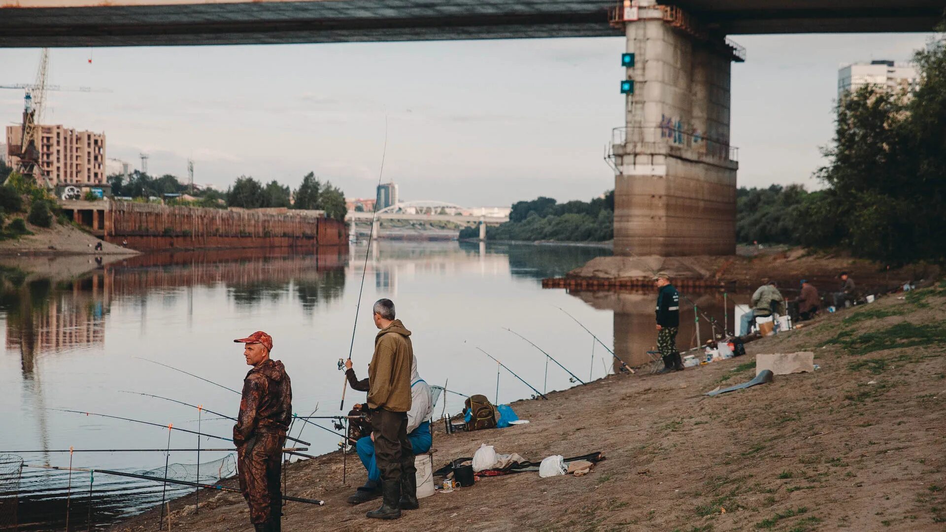 Рыбаки тюмени. Рыбалка в городе Тюмень. Набережная Тюмень фото. Профсоюзный мост Тюмень. Тюмень набережная фонтан.