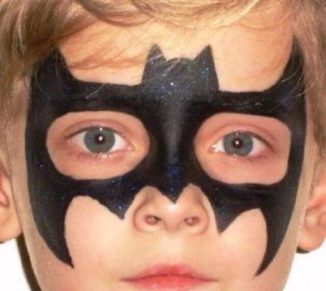 Маска Бэтмена аквагрим. Мальчик в маске. Аквагрим для мальчиков простые.