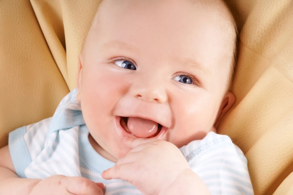 Младенец смеется. Радостное лицо младенца. Дети смеются. Смех новорожденного ребенка. Звук ребенка 6 месяцев