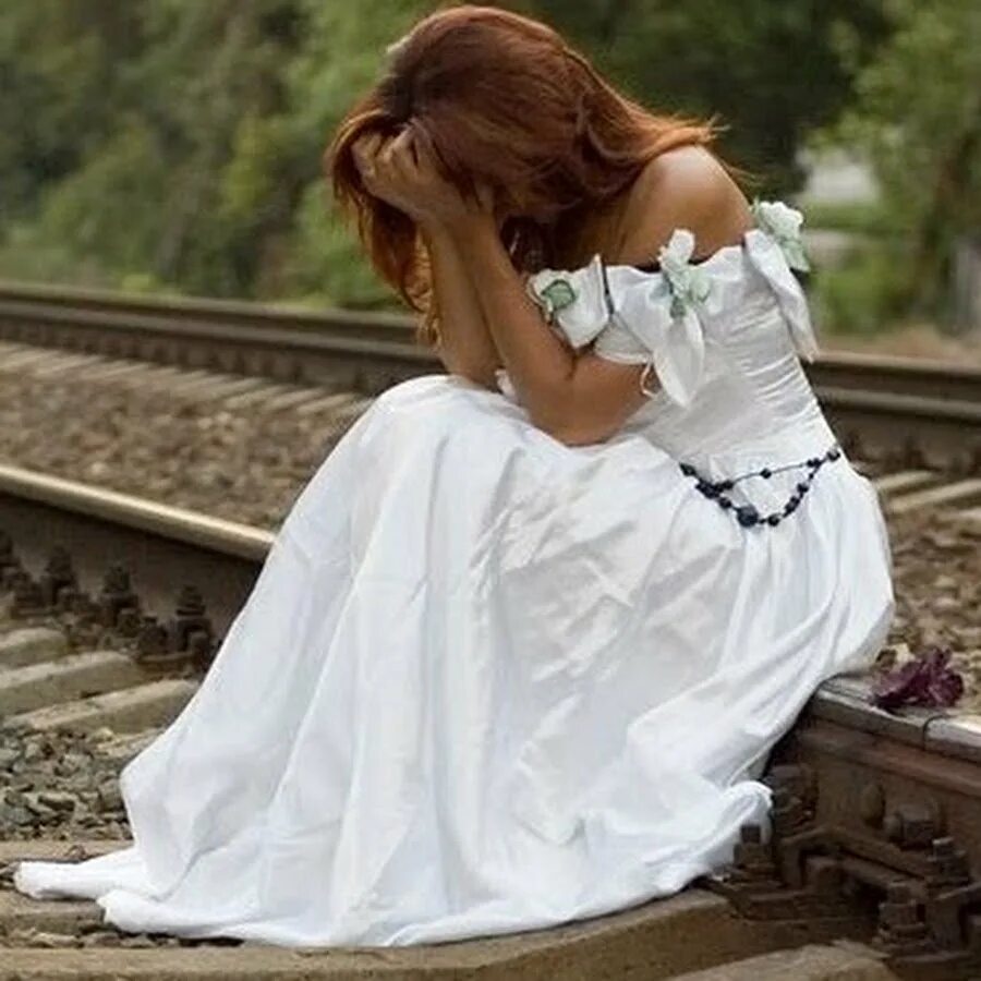 Стала твоей невестой. Невеста. Женщина в белом платье. Брошенная невеста. Невеста плачет.