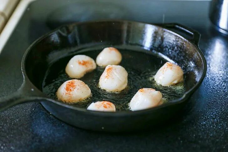 Морские гребешки в духовке. Гребешки на сковороде. Морской гребешок приготовленный. Морской гребешок жареный. Запеченные морские гребешки.