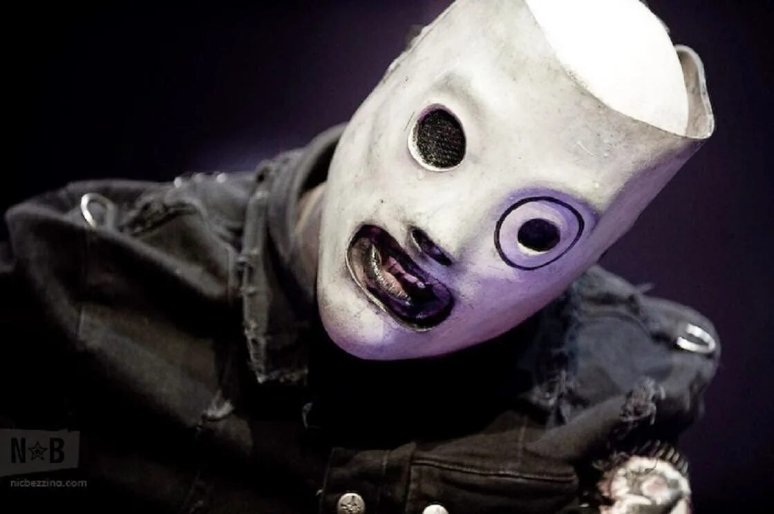 Slipknot кори Тейлор в маске.