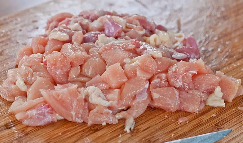 1 куриное филе. Медальоны из куриной грудки. Нарезанное куриное филе. Куриное филе порезанное. Нарезанная вореная грудка.