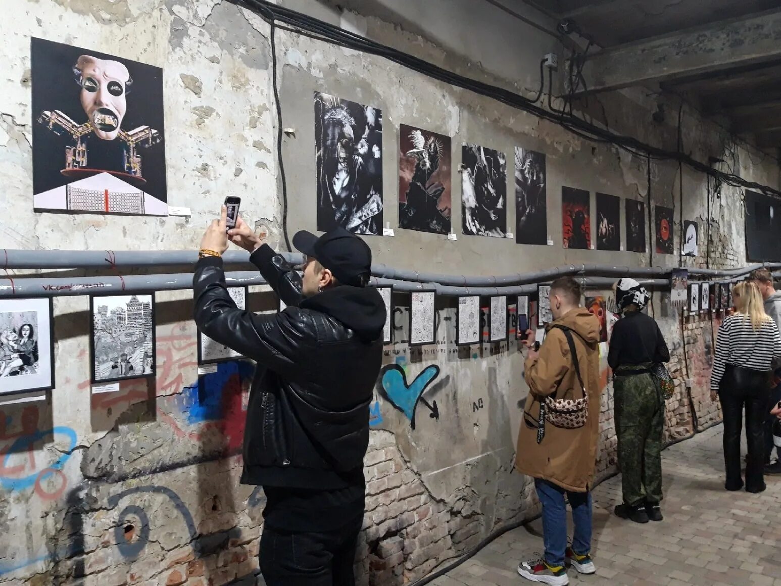 Выставка апокалипсис санкт. Выставка апокалипсис. апокалипсис выставка питер. выставка апокалипсис кожевенная. выставка апокалипсис питер брусницына.