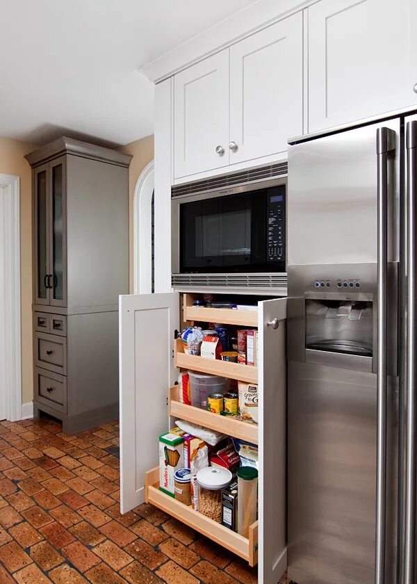Шкаф для духовки и микроволновки. Кухня с большим холодильником. Кухня с отдельностоящим холодильником. Встроенный холодильник в пенале. Холодильник отдельностоящий.