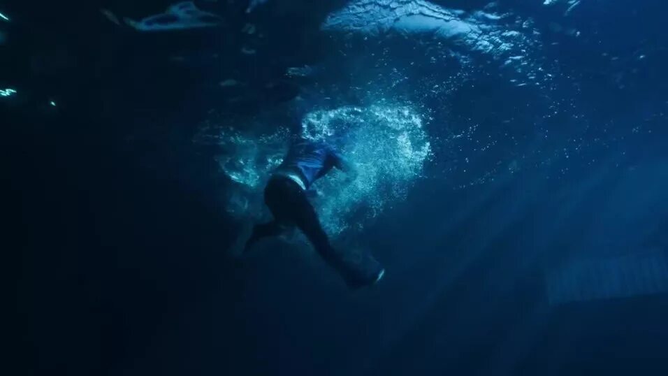Синий море 2. Глубокое синее море 2 фильм 2018. Глубокое синее море 2 фильм 2018 кадры. Фильм глубокое синее море 2 акула. Глубокое синее море ужасы.