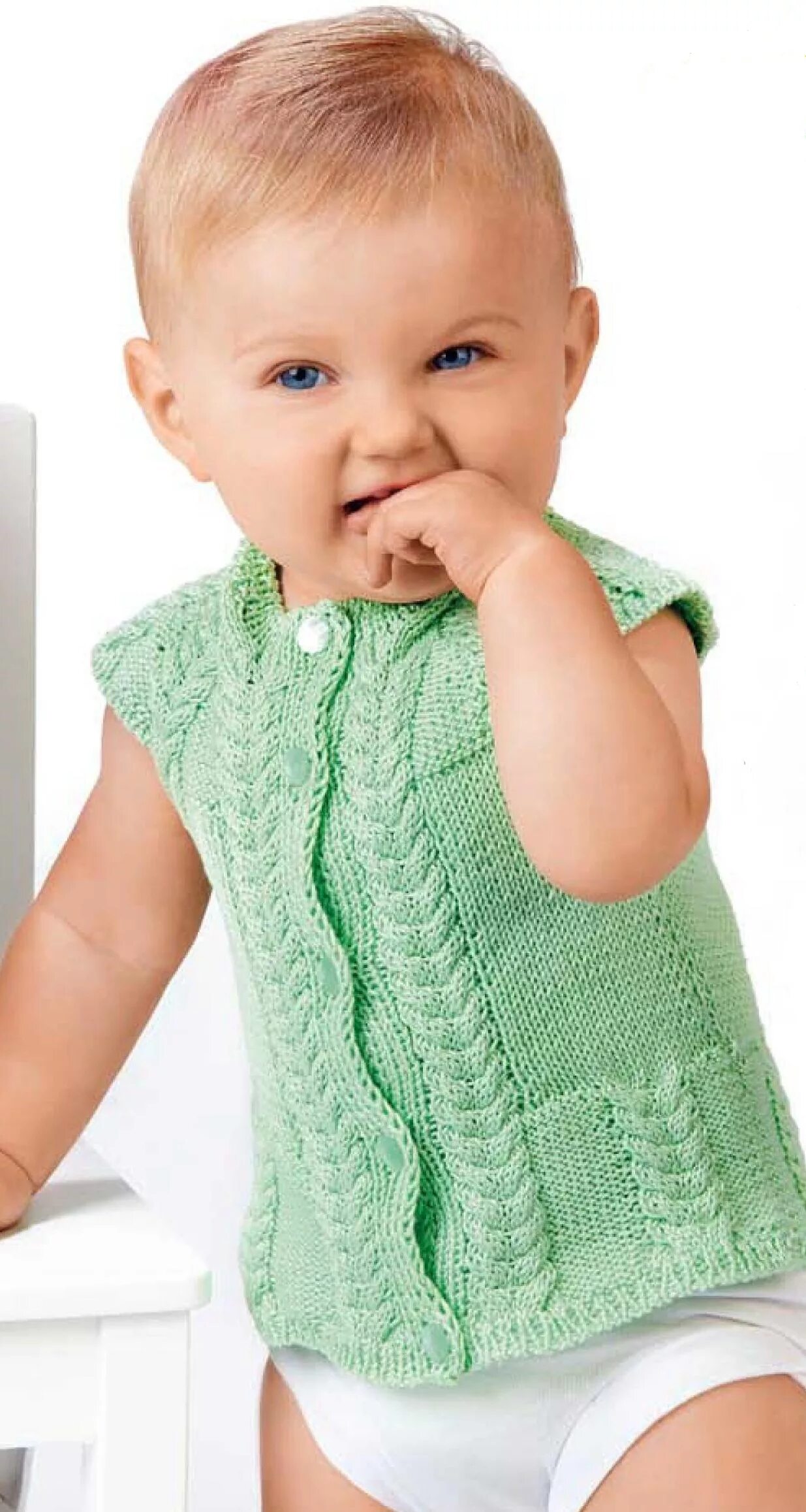 Детские вязаные жилетки. Вязаные детские безрукавки. Жилет для малыша спицами. Детские вязаные жилетки. Как связать детскую жилетку спицами.