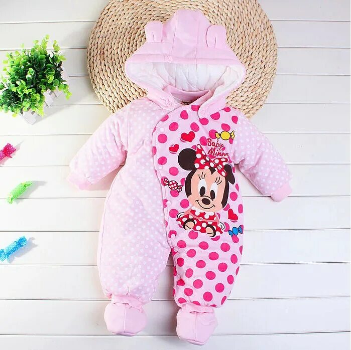 комбинезон для малыша спицами. комбинезон для новорожденного. комбинезон для новорожденных. комбинезон детский 6 месяцев. ребенок в комбинезоне.