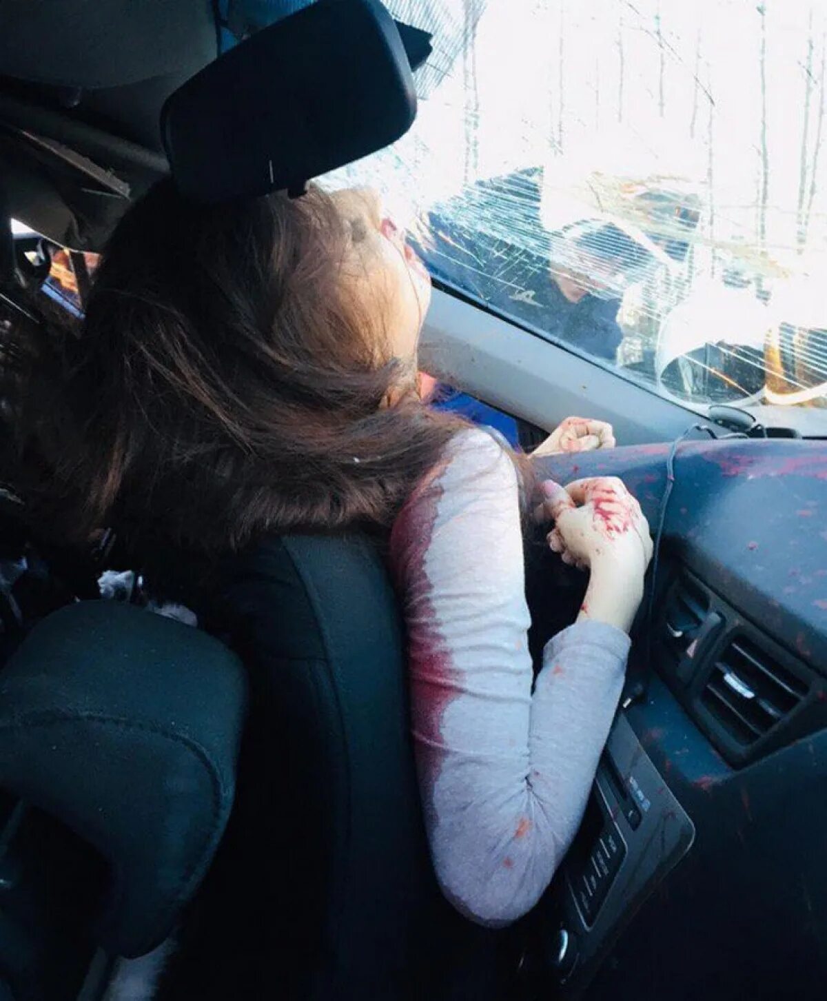 Попала в аварию и была вытрахана незнакомцем прямо на дороге