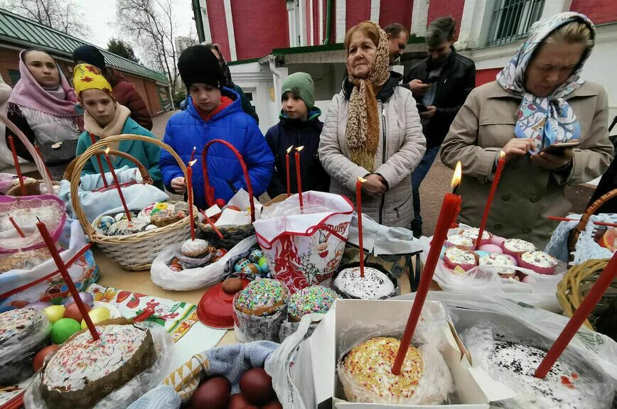 Пасхальные угощения. Освящение куличей на Пасху. Празднование Пасхи. Традиции Пасхи.