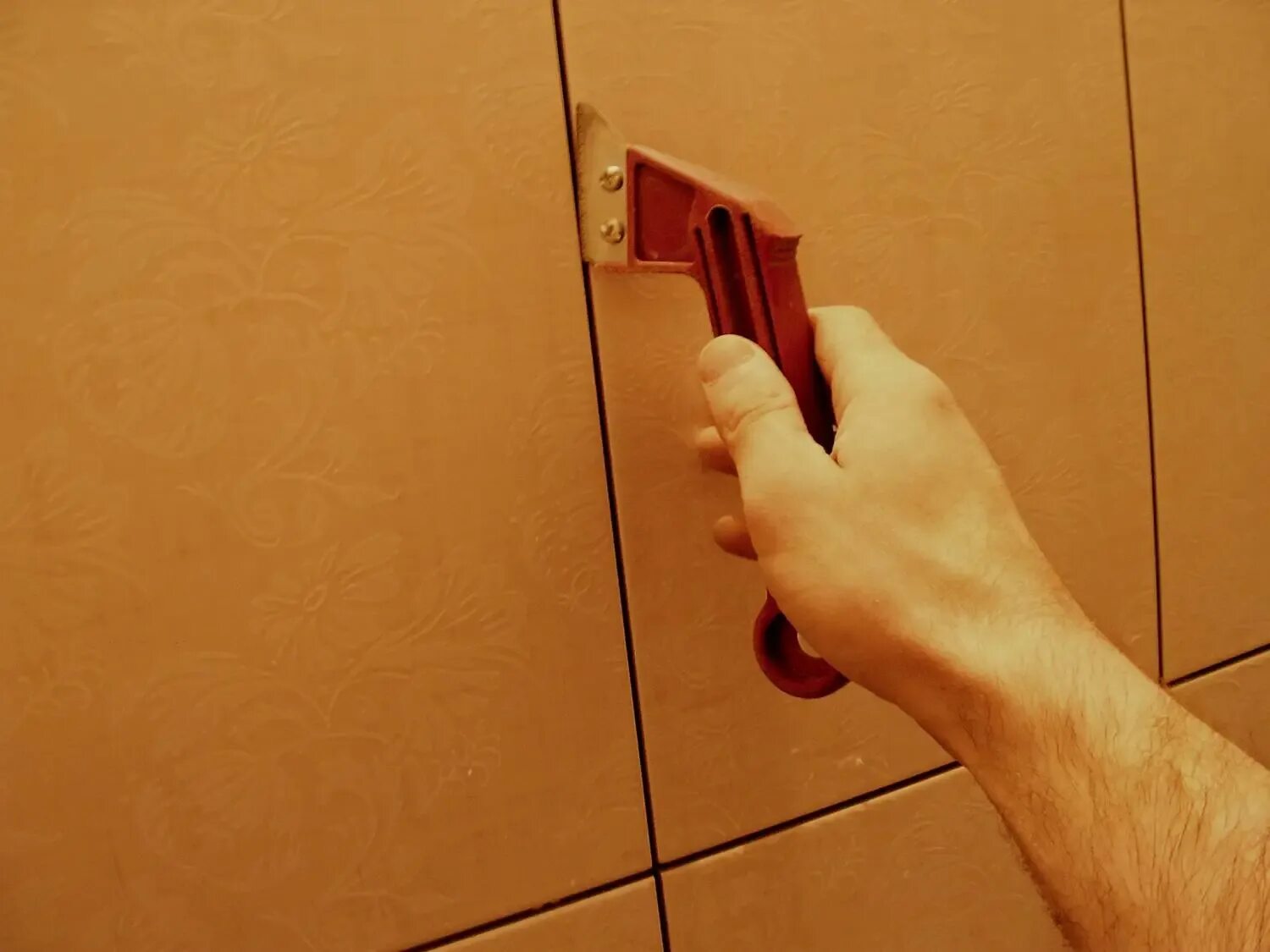 Затирка швов в ванной. Отбеливатель межплиточных швов. Как почистить между плиткой. Грибок на плитке. Насадка dremel multi-max mm501.