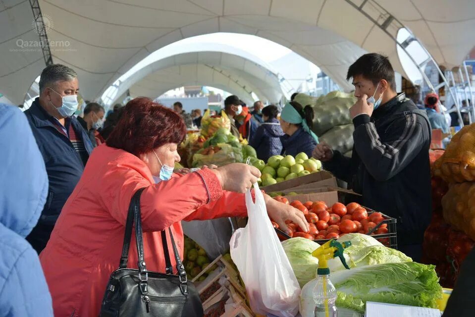 Продукты в астане. Казахстанский рынок. Продуктовый рынок Казахстана. Рынок в Астане. Ярмарки в Караганде.