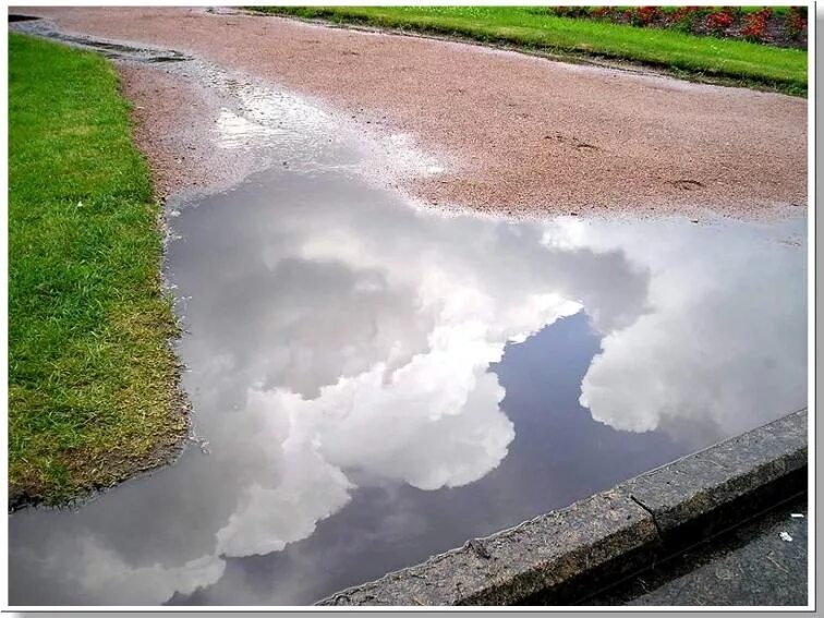 в лужах отражается небо с облаками. в лужах отражается небо с облаками. небо в луже. в лужах отражается небо с облаками. отражение неба в луже.