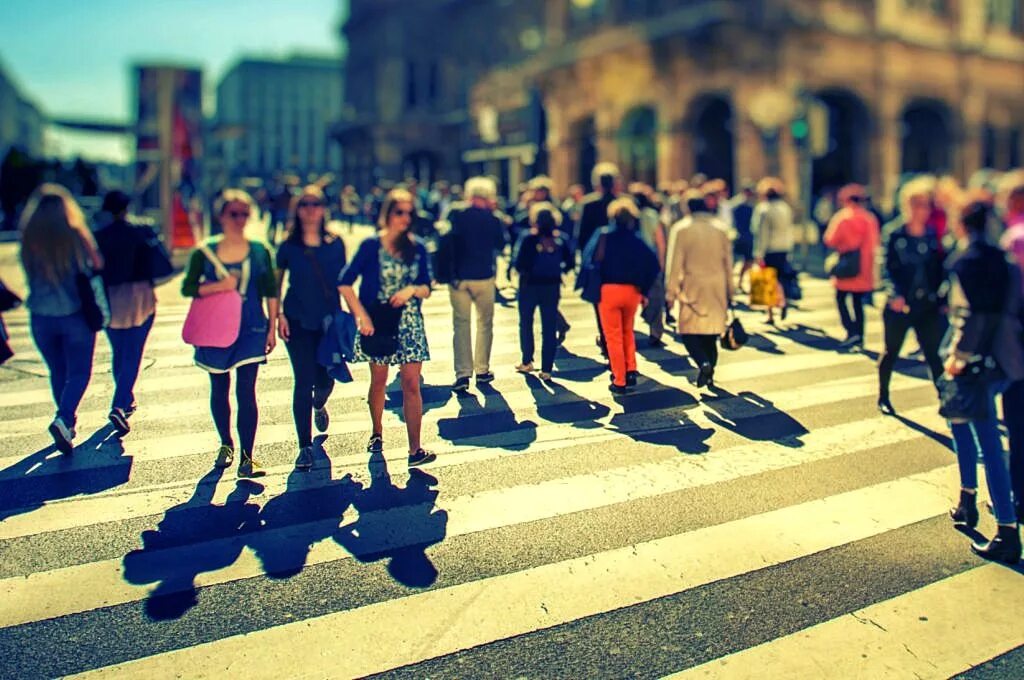 Суета города. London city улица ljudi. Люди в городе. Повседневность городов. Новосибирск население 2022.