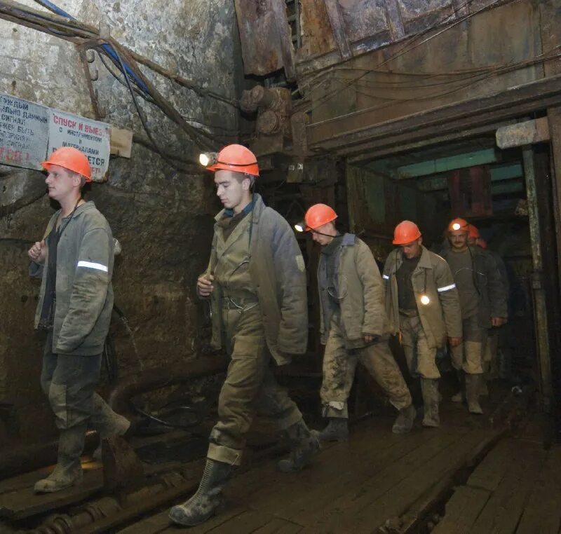 Шахтер профессия. Шахтеры обуховской шахты. Работающие шахты в городе шахты. Шахтёры крепильщики. Шахтёры в забое шахты.