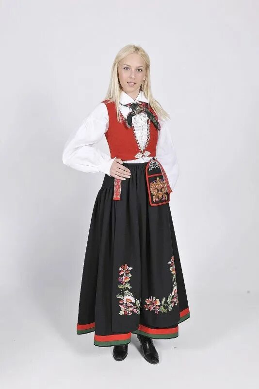 Бюнад народный костюм норвегии. Комплект одежды у норвежцев. Bunad. Бюнад традиционная одежда норвегии. Норвежский народный костюм.