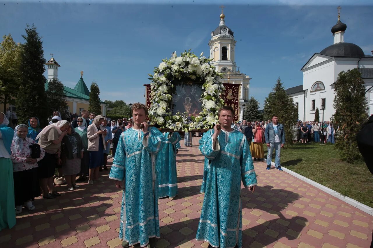 Высоцкий монастырь неупиваемая чаша. Серпухов монастырь неупиваемая чаша. Церковь иконы божией матери неупиваемая чаша серпухов. Серпухов крестный ход неупиваемая чаша 2023г. Серпухов монастырь неупиваемая чаша.