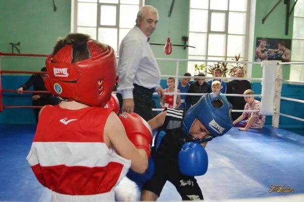 Бокс свердловск лнр. Чеботарев юрий борисович бокс оренбург. Пряничников боксер из свердловска. Свердловск луганская область бокс фок шахтёр 1-а. Архаров леонид егорович.