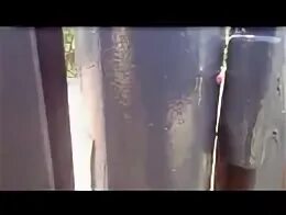Привариваем петли на ворота к круглым столбам