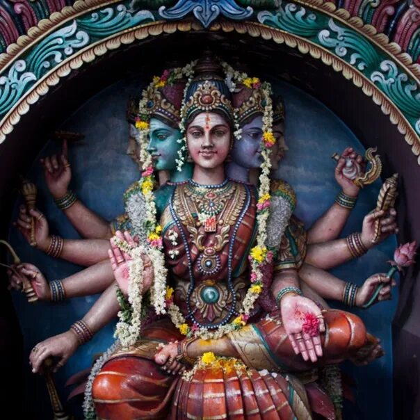 Храм шри вирамакалиямман. Богиня кали таиланд храм. Храм в бенгальском стиле. Храм богини кали. Статуя богини кали в дакшинешваре.