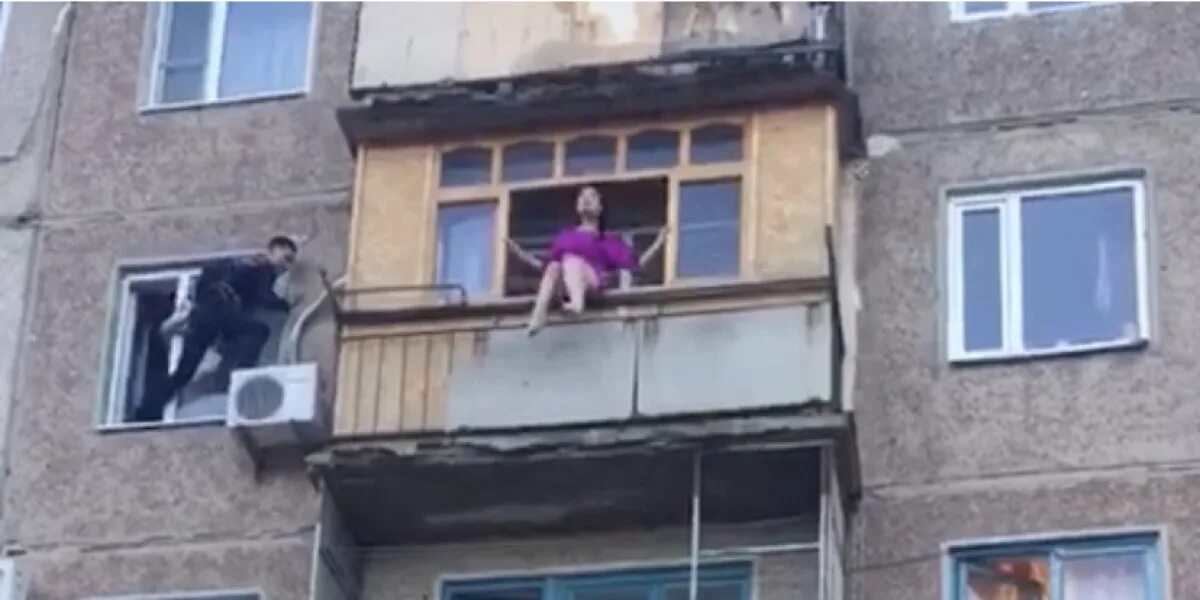 Ваня поднялся с первого этажа на четвертый. Человек на балконе. Человек выпрыгивает из окна.