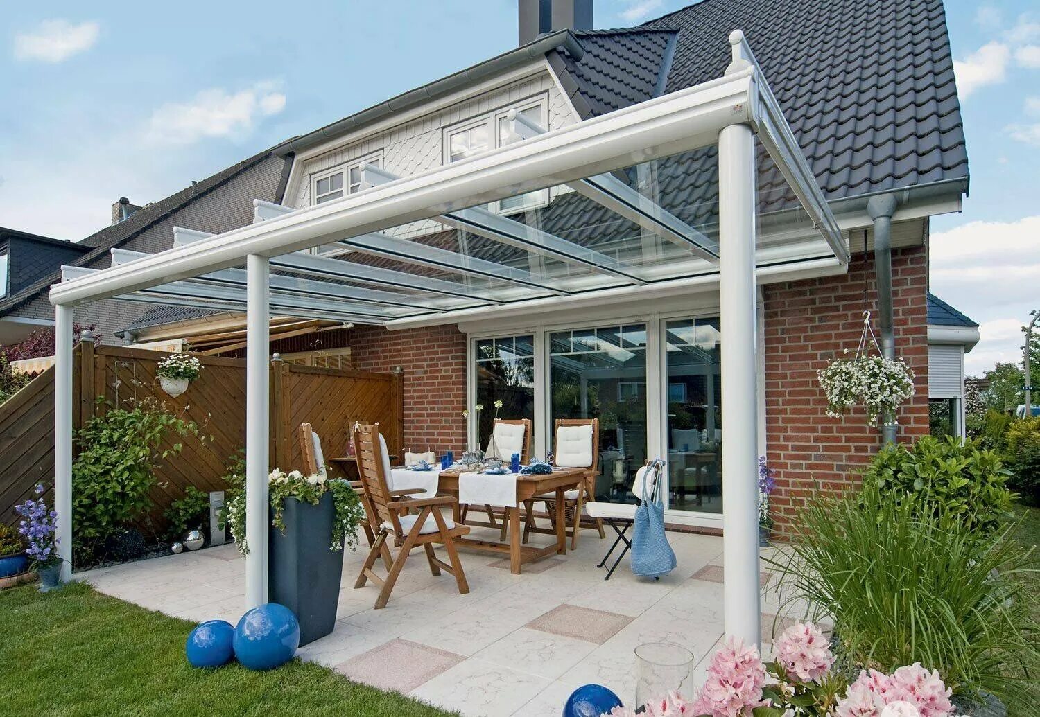 Навес к крыше дома. Прозрачная кровля для террасы. Пергола навес над патио. Навес веранда к дому. Навес к крыше дома.