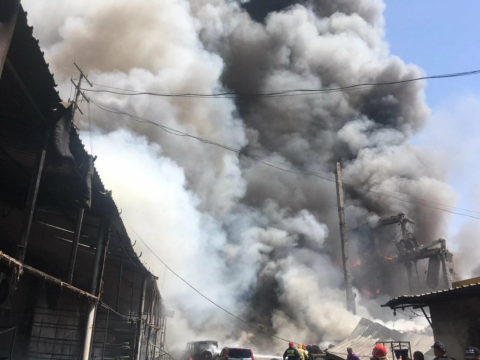 Взрыв в ереване сегодня. Пожар в Ереване вчера. Пожар в ТЦ В Ереване.