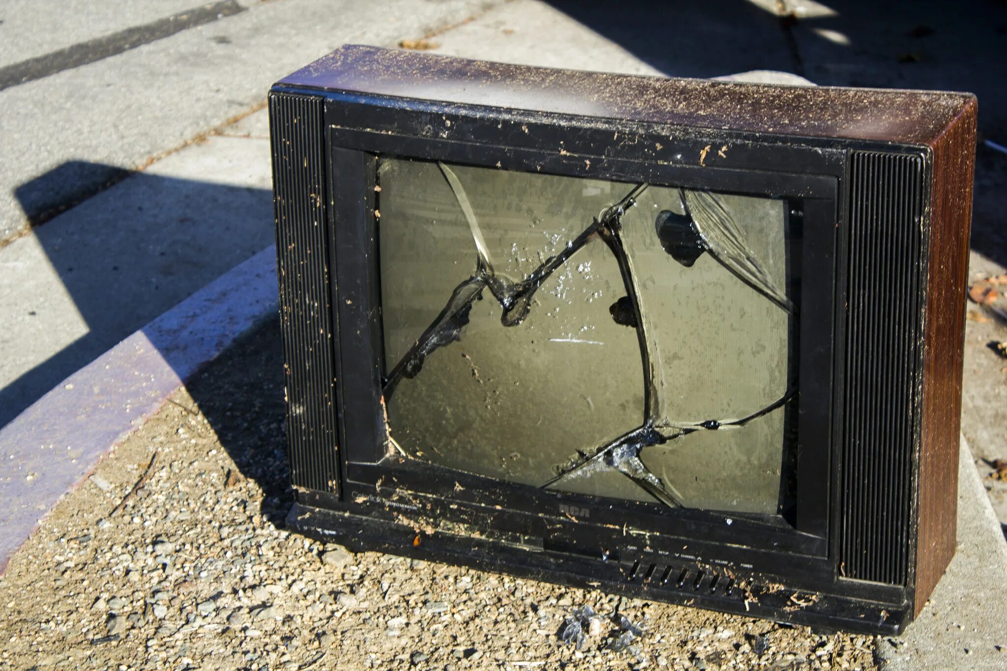 Ребенок разбил телевизор. Разбитый телевизор. Бракованный телевизор. Пыльный телевизор. Неработающий телевизор.