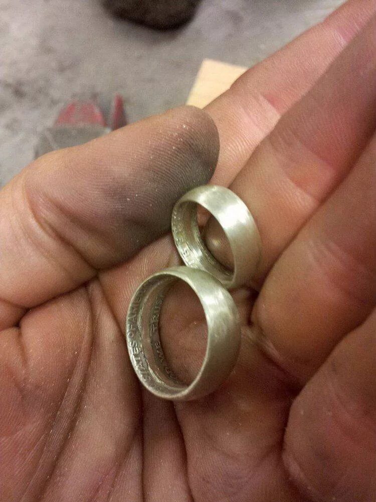 Из какого металла сделаны кольца. Кольцо из монеты. Самодельное кольцо из монеты. Перстень из монеты. Кольцо из монеты обручальное.