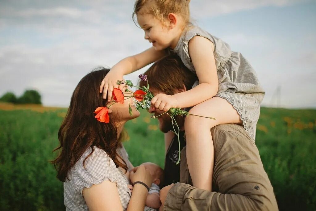 Близких и родных ребенок будет