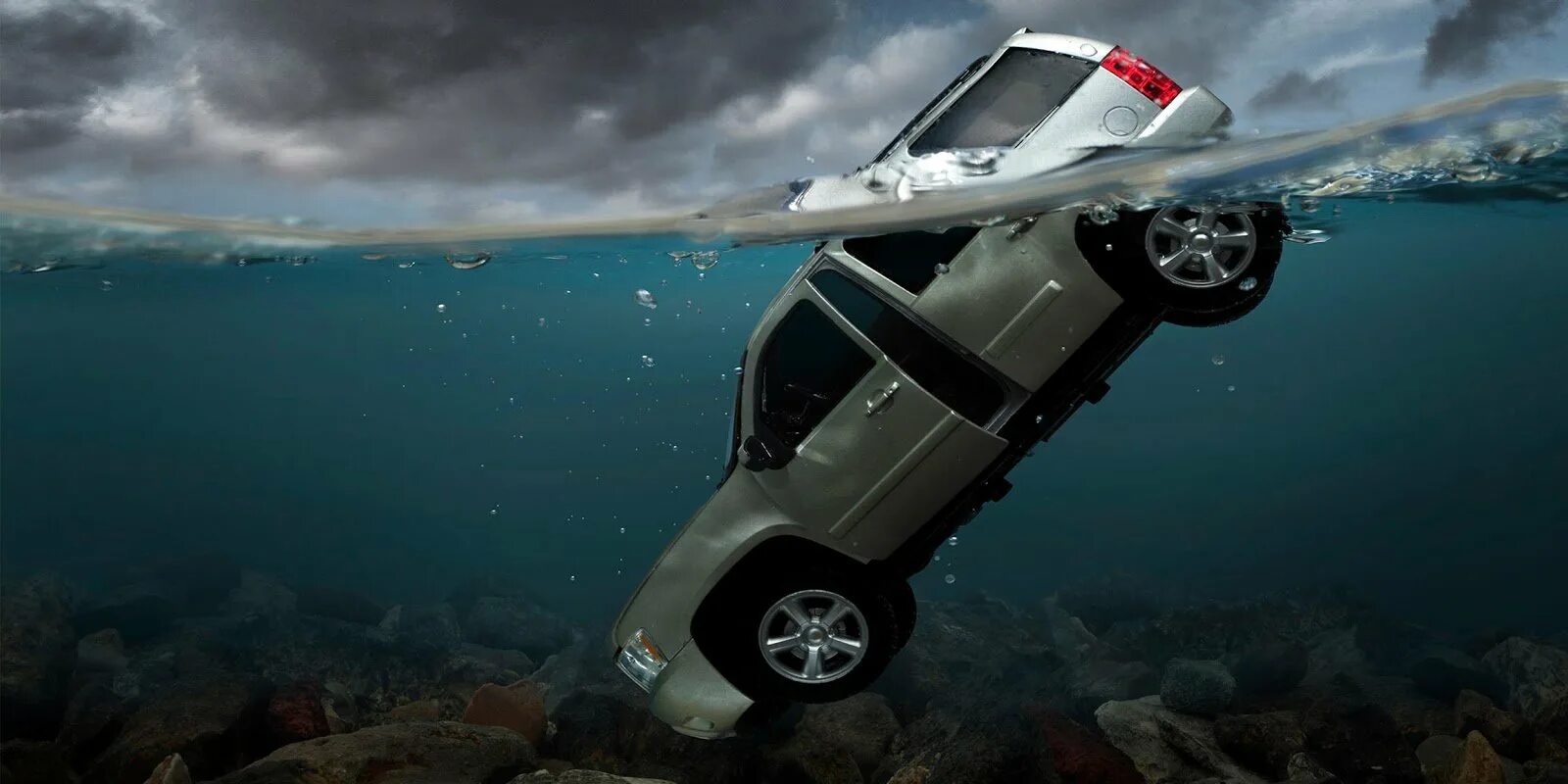 Машина едет под водой. Машина под водой. тонущий автомобиль. машина в воде.