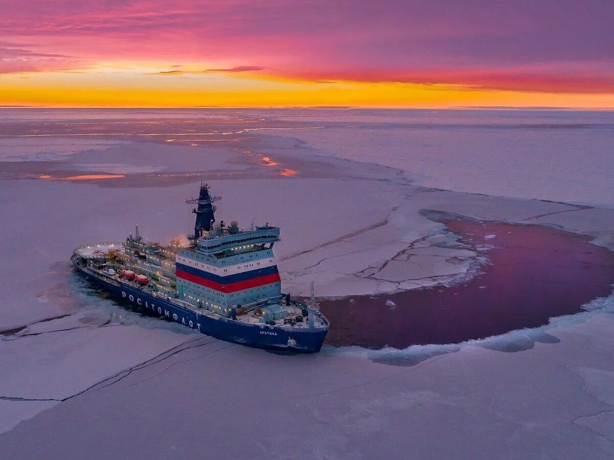 Северный морской путь впервые полностью преодолела. Северный морской путь ледоколы. Северный морской путь в Арктике. Атомный ледокол Чукотка проекта 22220. Ледокольный флот Северный морской путь.