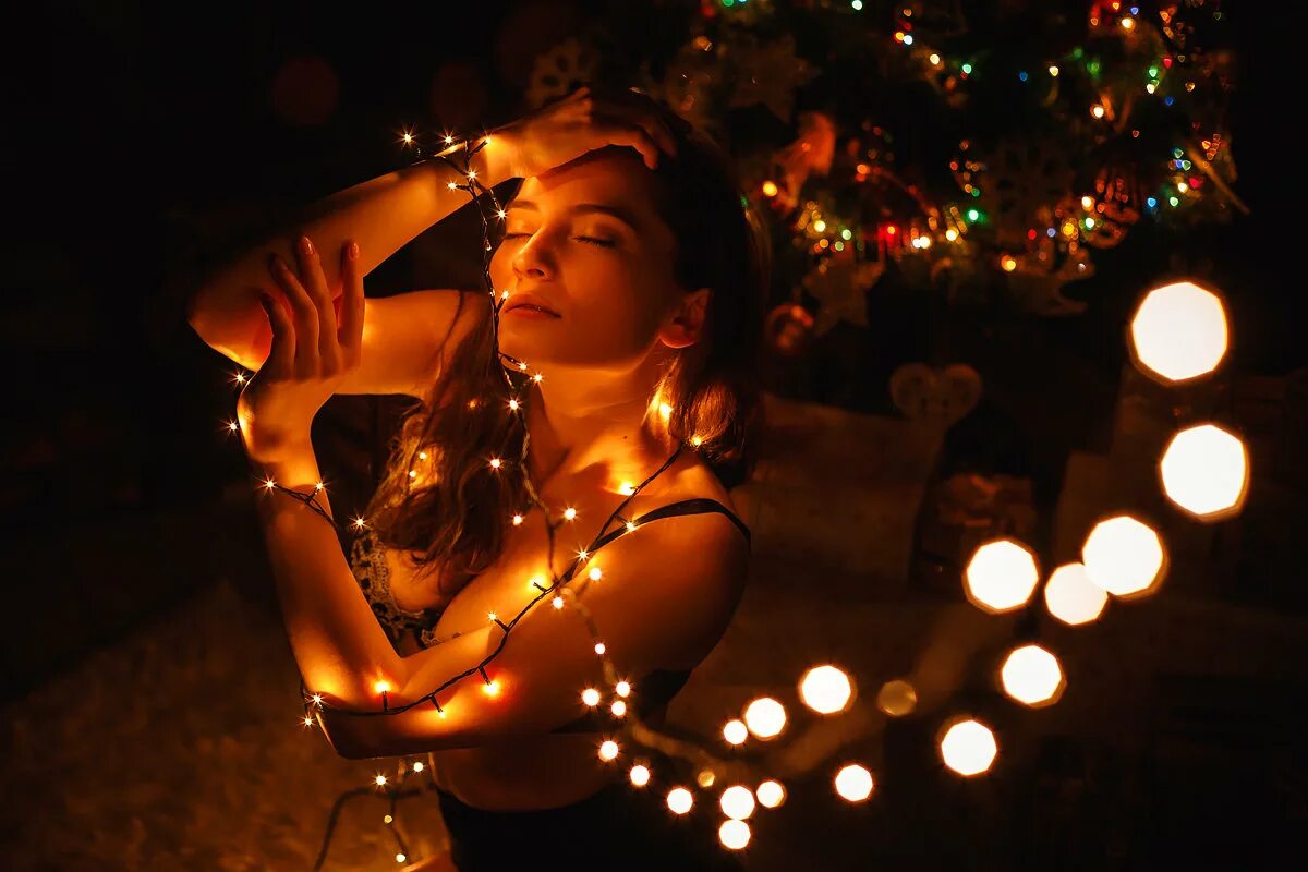 девушка в гирлянде. фотосессия с гирляндой дома. идеи для фотосессии с гирляндой. фотосессия с гирляндой. фотосет с гирляндой.