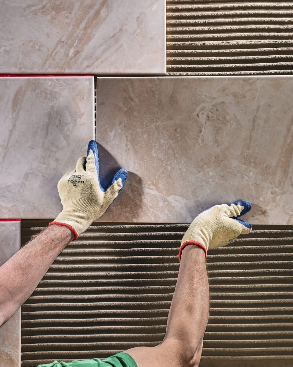 Нанесение клея для плитки на пол. Клей плиточных работ. Клей плиточных работ. Клей для плитки раствор. Плиточный клейненесение.