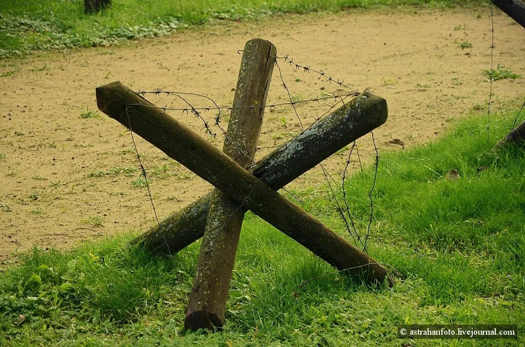 противотанковые надолбы в ленинграде. музей обороны москвы противотанковые ежи. невысокий столб противотанковое препятствие. противотанковый еж гориккера.