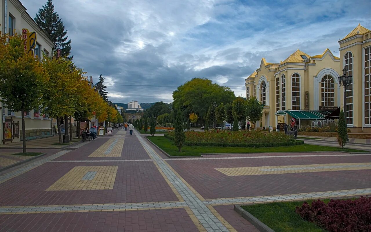 Кисловодск переехать. Кисловодск центр города Курортный бульвар. Кировск Курортный бульвар. Галерея, Кисловодск, Курортный бульвар, 13а. Курортный бульвар Кисловодск осень.