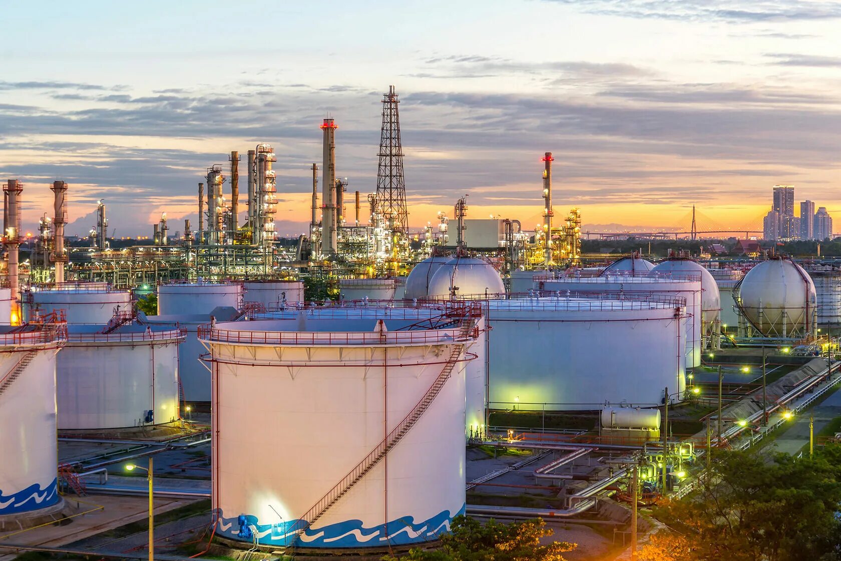 Электроэнергетика. Сургутнефтегаз нефтепереработка. Открытка с днем работника нефтяной и газовой промышленности. Топливный энергетический комплекс газовая промышленность. Топливно энергетический комплекс нефть.