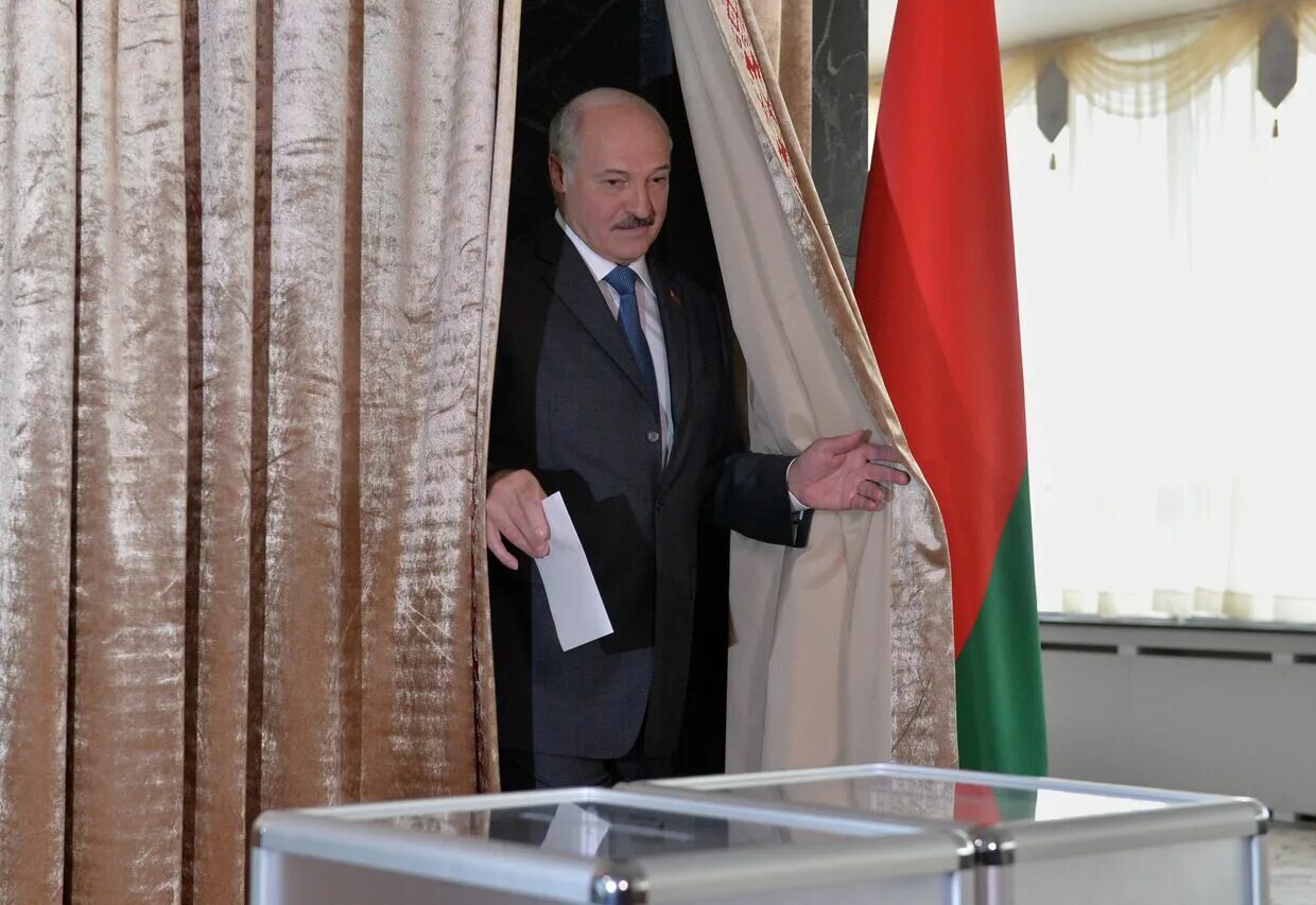 Воскресные выборы. Выборы в парламент Беларуси. Лукашенко голосует. Парламент Беларуси 1991. Лукашенко на парламентском выборе.