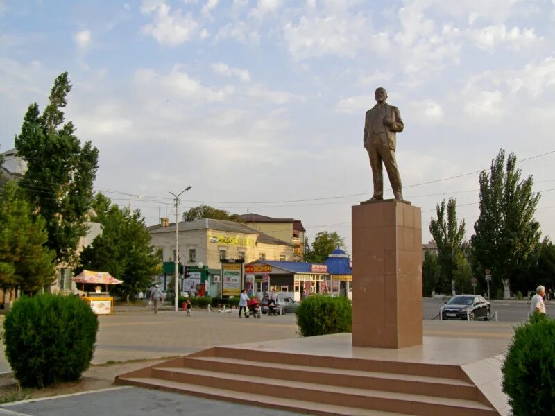 Орджоникидзе дагестан. Каспийск площадь Ленина. Площадь Каспийска города. Каспийск город Дагестан достопримечательности. Памятник Ленина Каспийск.