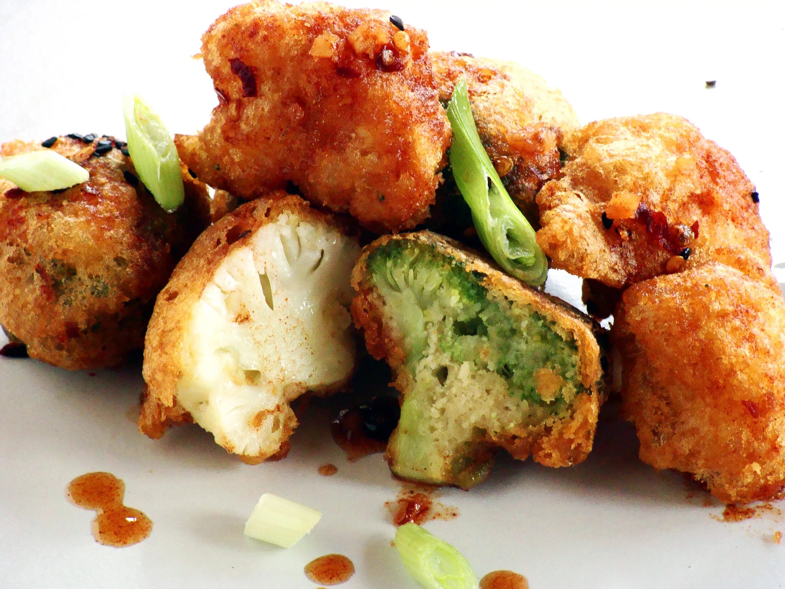 цветная капуста в панировочных сухарях. брокколи в панировке на сковороде. брокколи и цветная капуста в кляре. цветная капуста в хрустящей панировке. брокколи в панировочных сухарях.