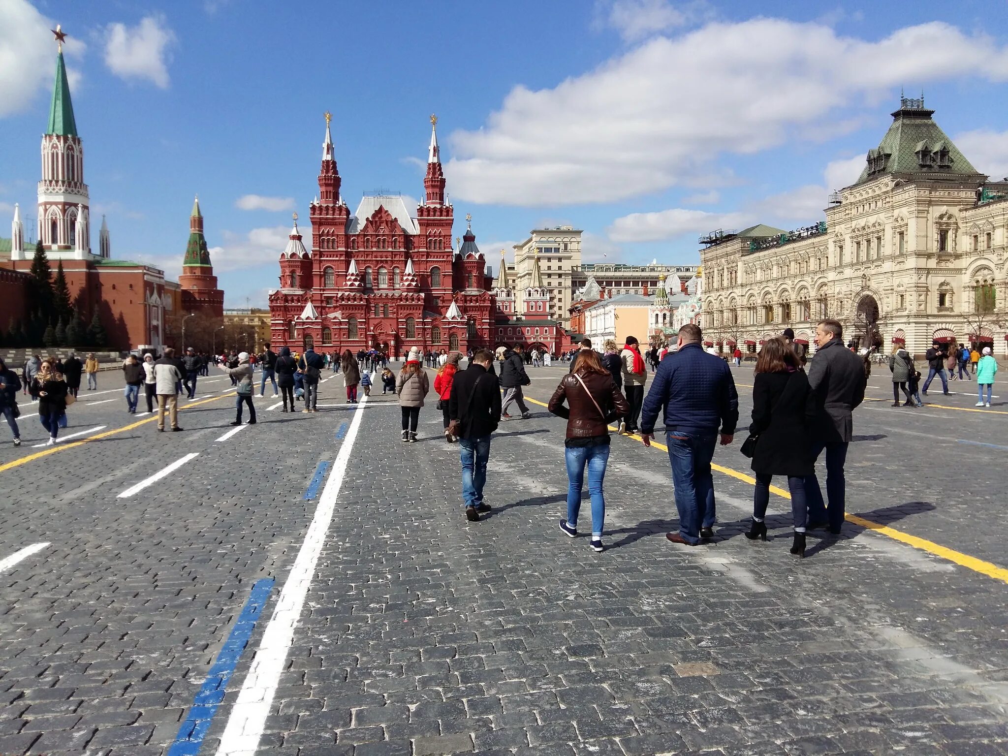 Почему стоит посетить россию. Экскурсия по красной площади в Москве. Экскурсия Кремль и красная площадь. Экскурсия красная площадь и территория Кремля. Люди на красной площади.