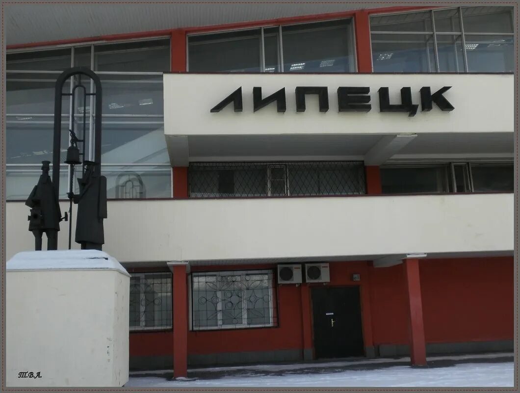 Жд вокзал уюта. Железнодорожный вокзал липецк. Омский жд вокзал зал ожидания. Железнодорожный вокзал красноярск красноярск зал ожидания. Новосибирский жд вокзал внутри.